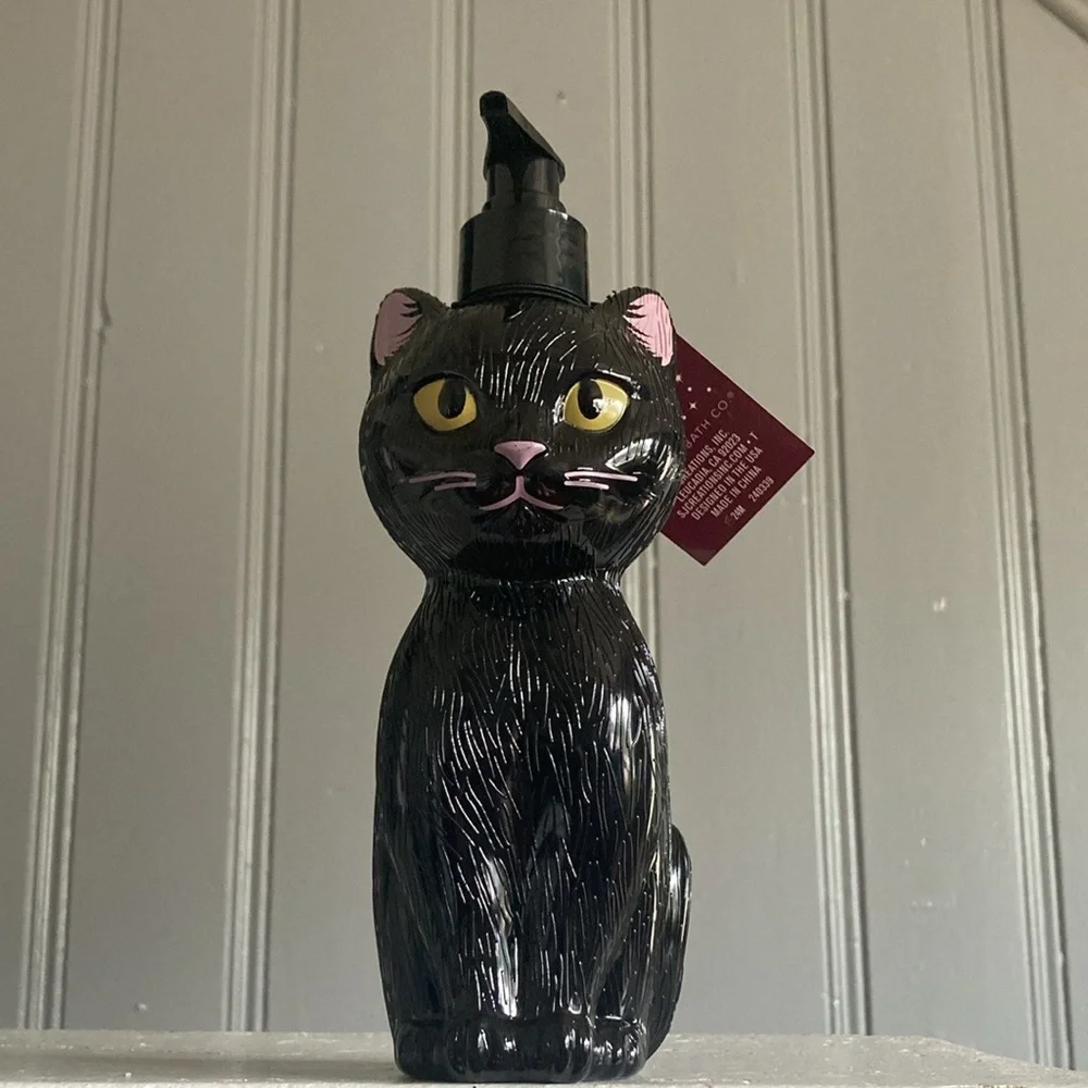 Brand NWT- 18oz- Large Black Cat 🐈‍⬛ Bottle- Haunted Berry Scented Hand Soap
